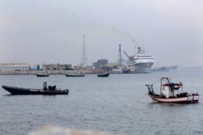 El marisquero "Divina Providencia" (d), de La Línea de la Concepción (Cádiz), faena al lado de una lancha de la Guardia Civil (i) y con tres embarcaciones de la Royal Gibraltar Police en frente. EFE/Archivo