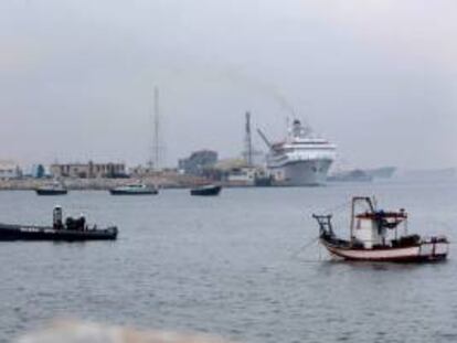 El marisquero "Divina Providencia" (d), de La Línea de la Concepción (Cádiz), faena al lado de una lancha de la Guardia Civil (i) y con tres embarcaciones de la Royal Gibraltar Police en frente. EFE/Archivo