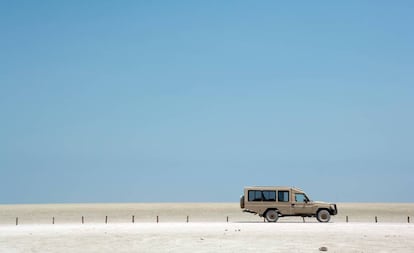 Un todoterreno en el salar del parque nacional de Etosha, en Namibia.