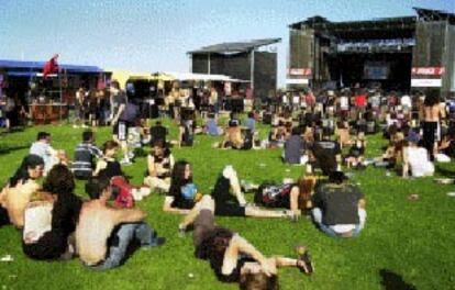 Aficionados al rock duro, ayer, en el festival Machina de Moncofa.