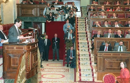 El Presidente del Partido Popular, José María Aznar, en su primera intervención en el debate sobre el Estado de la Nación de 1994. A la derecha, en su escaño, Felipe González.