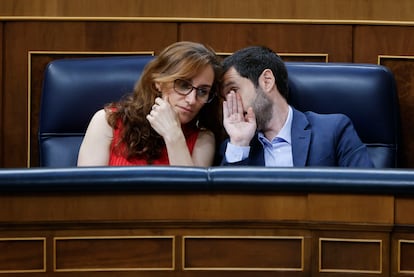 La ministra de Sanidad, Mónica García, y el ministro de Derechos Sociales, Consumo y Agenda 2030, Pablo Bustinduy, conversan durante la sesión de control al Gobierno de este miércoles.