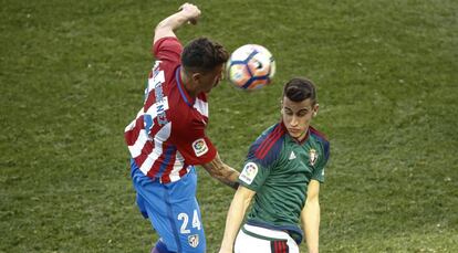 Gim&eacute;nez (i) disputa un bal&oacute;n con Berenguer.