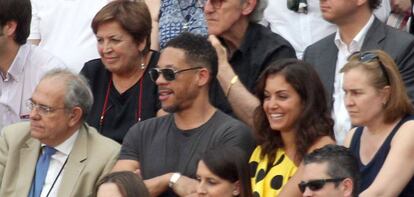 La actriz Hiba Abouk, de amarillo, y el rapero Joey Starr, con gafas de sol, en la Feria de San Isidro el pasado 1 de juio.