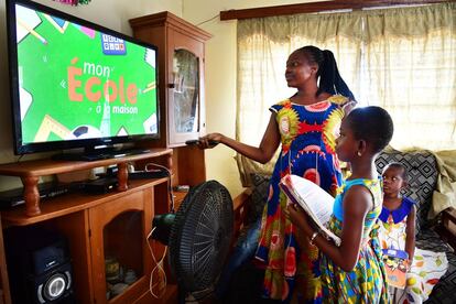 La madre de Ange, de ocho años, ayuda a sintonizar su televisión para acceder a las clases desde casa, en Man, al oeste de Costa de Marfil. "Me gusta estudiar en casa. Mi madre es maestra y me ayuda mucho. Por supuesto que extraño a mis amigos, pero puedo dormir un poco más por la mañana. Cuando sea mayor quiero ser abogada o jueza", dice la niña. En este país africano, desde que comenzó la pandemia, Unicef ha estado trabajando con el Ministerio de Educación en una iniciativa llamada 'Escuela en casa' que incluye la grabación de lecciones que se transmiten en la televisión y radio nacionales.