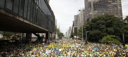 Cientos de personas participan en una manifestaci&oacute;n contra la presidenta brasile&ntilde;a, Dilma Rousseff