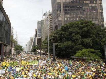 Cientos de personas participan en una manifestaci&oacute;n contra la presidenta brasile&ntilde;a, Dilma Rousseff