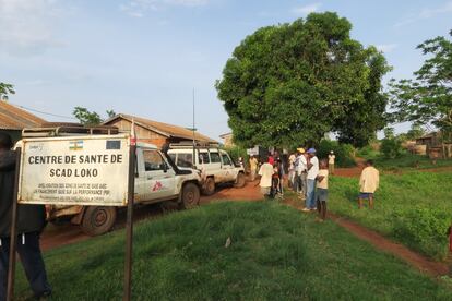Equipos de MSF llegan al centro de salud Scad Loko, en la subprefectura de Mbaïki, para preparar el lugar de vacunación. Todos los niños contra 15 serán vacunados contra el sarampión. Los niños menores de cinco años también recibirán las vacunas antineumocócica conjugada y pentavalente.