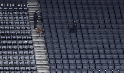 Miembros del personal de seguridad comprueban las gradas del estadio Signal Iduna Park en Dortmund (Alemania). No estará permitido entrar al estadio con mochilas