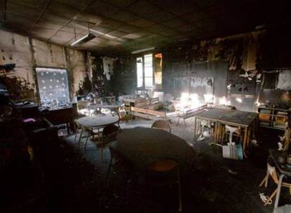 El aula de una guardería destrozada y quemada anteayer, en la segunda noche de disturbios en la localidad de Villiers-le-Bel, cercana a París.