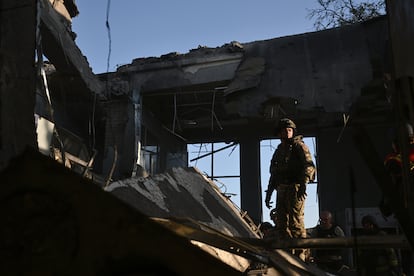 Un soldado ucranio sobre las ruinas de un edificio tras un ataque ruso en la región de Zaporiyia, en el sur de Ucrania, el 10 de agosto de 2025.