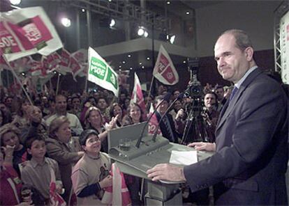 Manuel Chaves, anoche, antes de dirigirse a los andaluces tras su quinta victoria consecutiva.