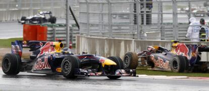 El Red Bull de Vettel se cruza con el monoplaza de su compañero de escudería Webber, que se encontraba fuera de carrera tras un accidente.