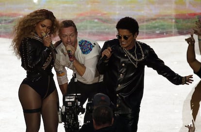 Beyoncé (izq.), Chris Martin de Coldplay y Bruno Mars (der.) cantan juntos durante el medio tiempo del Super Bowl 50.