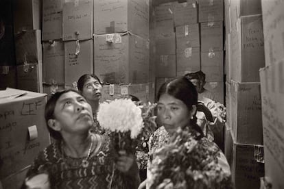 Indígenas visitan la nave donde están los restos exhumados en Guatemala.