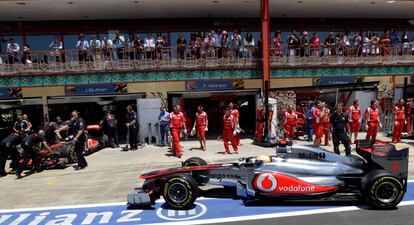 Al acabar una de las tandas clasificatorias, Lewis Hamilton, ha tenido que esperar delante del garage del Fernando Alonso ya que ha coincidido con su compeñero Jason Button.