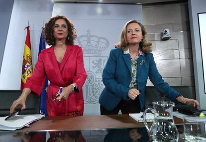 A la izquierda, la ministra de Hacienda y portavoz, María Jesús Montero, y la ministra de Economía, Nadia Calviño.