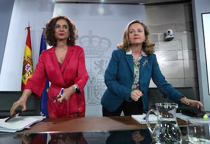 A la izquierda, la ministra de Hacienda y portavoz, María Jesús Montero, y la ministra de Economía, Nadia Calviño.