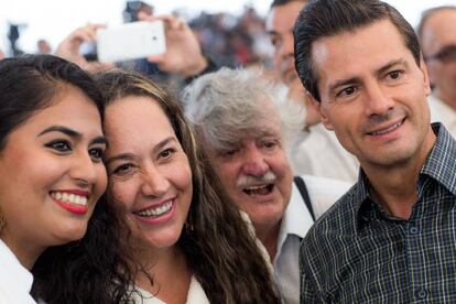 Enrique Pe&ntilde;a Nieto con simpatizantes en Michoac&aacute;n.