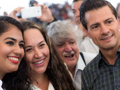 Enrique Pe&ntilde;a Nieto con simpatizantes en Michoac&aacute;n.