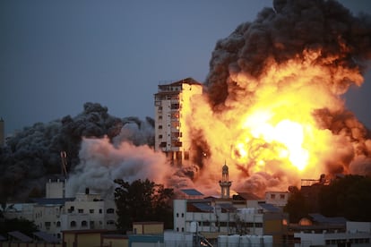 Un edificio sufría el impacto de un misil israelí en Gaza, en la madrugada del domingo. 