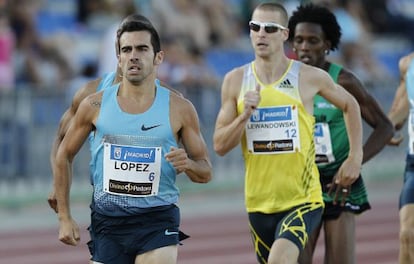 Kevin López, a la izquierda, en el 800m de Madrid. 