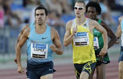 Kevin López, a la izquierda, en el 800m de Madrid.