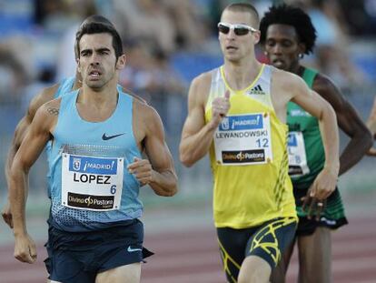 Kevin López, a la izquierda, en el 800m de Madrid. 