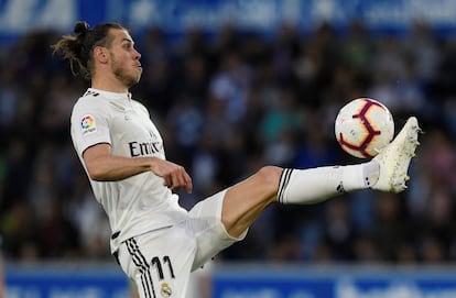 Gareth Bale controla el balón en un lance durante el partido.