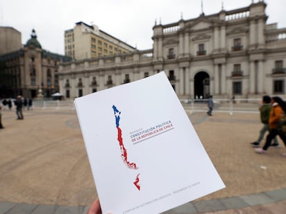 Un ejemplar de la propuesta constitucional fotografiado en Santiago en noviembre 2023.