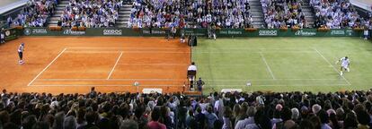 Instante de un partido de exhibición entre Nadal (i) y Federer, en una pista mixta, en Palma de Mallorca. Nadal ganó el encuentro por 7- 6; 4- 6; 7- 6. (2/05/2007):