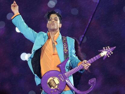 Prince, durante el medio tiempo de la Super Bowl en 2007.