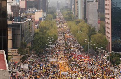Miles de seguidores del PRD, partido del candidato izquierdista, Andrés Manuel López Obrador, quién impugnó las elecciones presidenciales de 2006, se dirigen al Zócalo de la Ciudad de México en una demostración de fuerza contra el gobierno del PAN de Felipe Calderón.
