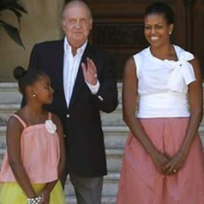 Los Reyes de España, Juan Carlos y Sofía y la Princesa de Asturias recibieron a la primera dama de EE UU, Michelle Obama (c), y a su hija Sasha (i) en la residencia veraniega del Palacio de Marivent, en Palma de Mallorca, donde ofrecen un almuerzo a sus visitantes, que llegaron el miércoles a España para disfrutar de unos días de descanso en Andalucía.