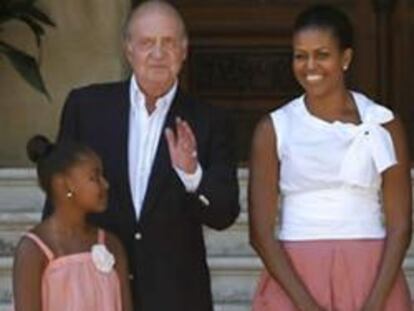 Los Reyes de España, Juan Carlos y Sofía y la Princesa de Asturias recibieron a la primera dama de EE UU, Michelle Obama (c), y a su hija Sasha (i) en la residencia veraniega del Palacio de Marivent, en Palma de Mallorca, donde ofrecen un almuerzo a sus visitantes, que llegaron el miércoles a España para disfrutar de unos días de descanso en Andalucía.