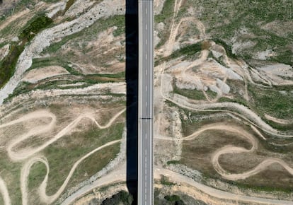 Vista aérea del embalse de Rialb, en el municipio leridano de Bassella, sin agua por la sequía extrema el día 5.