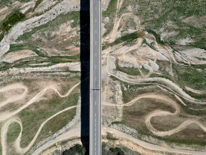 Vista aérea del embalse de Rialb, en el municipio leridano de Bassella, sin agua por la sequía extrema el día 5.