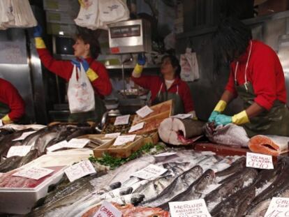 Puesto de venta de pescado en un mercado.