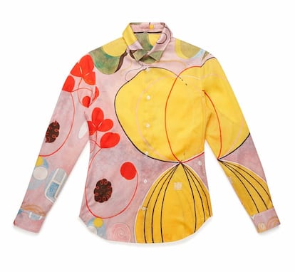 Camisa con un estampado prestado de un cuadro de Hilma af Klint, que formó parte de la colección cápsula inspirada en la pintora que Acne Studios lanzó en 2014.