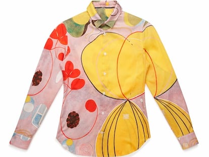 Camisa con un estampado prestado de un cuadro de Hilma af Klint, que formó parte de la colección cápsula inspirada en la pintora que Acne Studios lanzó en 2014.