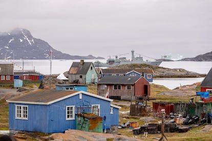 La fragata HDMS Triton de la Armada Real Danesa frente a la aldea de Attu (Groenlandia), el 1 de julio de 2024.