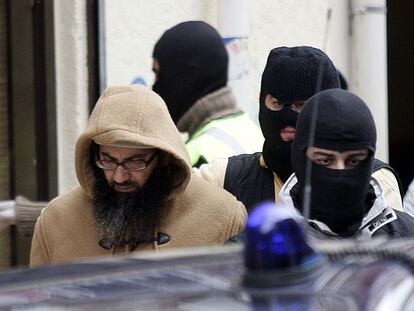 Abdelkader Ayachine, acusado de captar islamistas por Internet, al ser detenido en Burgos en 2007.