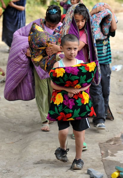 Niños kirguises de etnia uzbeka, a las afueras de Begabad, donde miles de refugiados esperan para cruzar la frontera entre Kirguizistán y Uzbekistán huyendo de la ola de violencia.