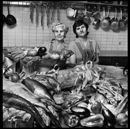 Andrea y María, de la serie: La servidumbre, España, c. 1975-1977