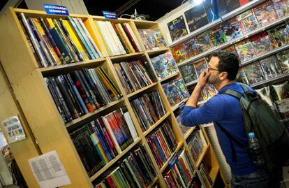 Un visitante busca obras en el salón del cómic de Barcelona, ayer.
