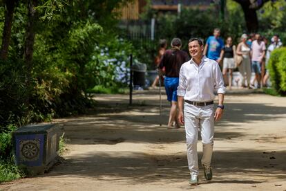 El candidato del PP a la reelección en la Junta, Juanma Moreno, este domingo, caminando por el parque de María Luisa de Sevilla.