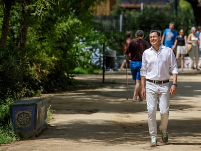 El candidato del PP a la reelección en la Junta, Juanma Moreno, este domingo, caminando por el parque de María Luisa de Sevilla.