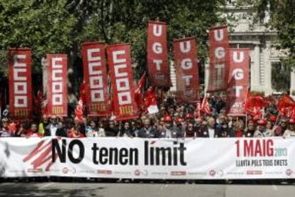Cabecera de la manifestación del Primero de Mayo, convocada por los sindicatos, que hoy ha recorrido las calles de Valencia.