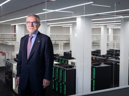 Mateo Valero, director del  Barcelona Supercomputing Center (BSC), delante de la sala que contiene el Marenostrum 5.
