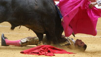 El Fundi, tendido inconsciente en la arena tras ser volteado por un toro en San Sebastián.